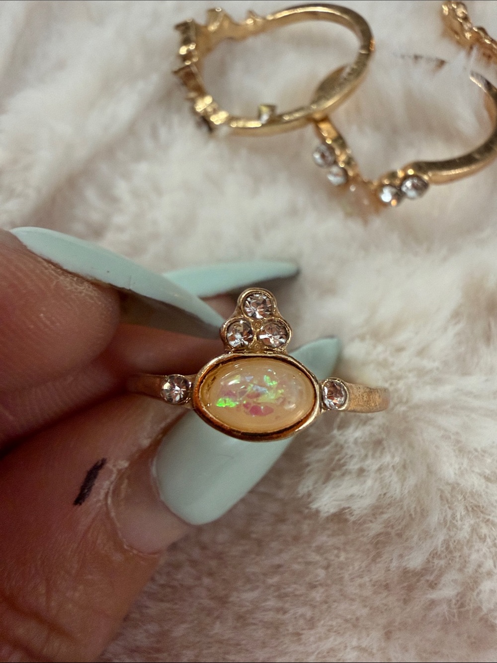 3/30$ Gold Tone Women's Stackable Ring Set - Elegant Crystal Accents - Picture 2 of 6